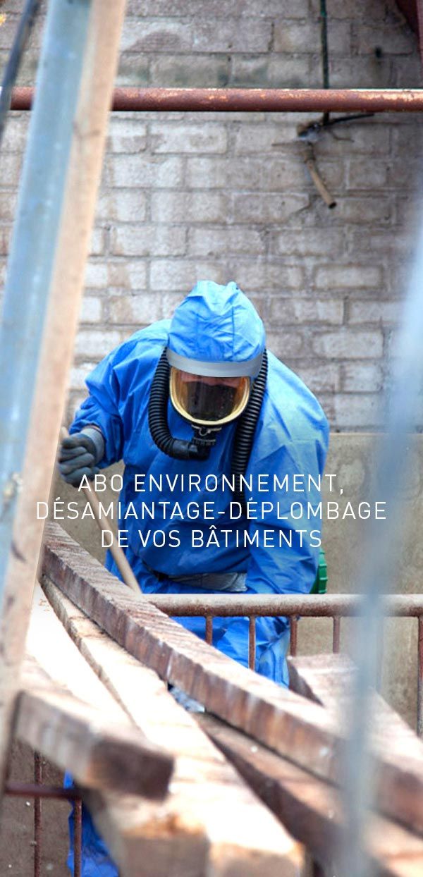 ourvier en cours de désamiantage d'un batiment industriel