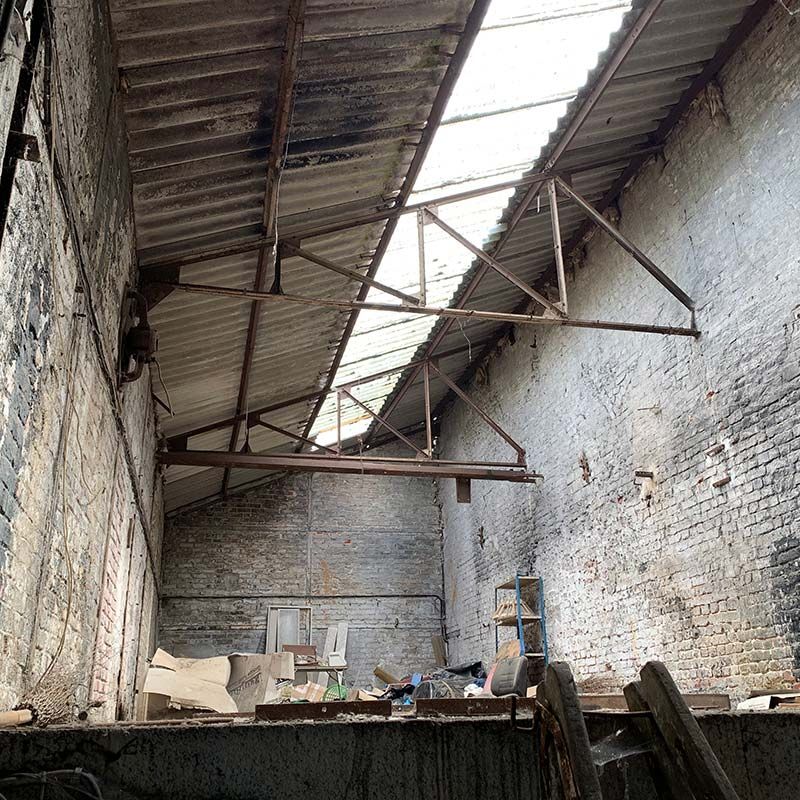 Entrepot vide en préparation pour désamiantage